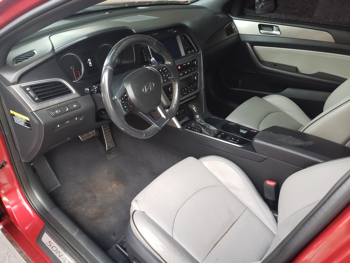 2015 /gray and black Hyundai Sonata sport 2.0t (5NPE34AB7FH) with an 2.0L L4 DOHC 16V engine, 4-Speed Automatic transmission, located at 323 E Dunlap Ave., Phoenix, AZ, 85020, (602) 331-9000, 33.567677, -112.069000 - Photo#9